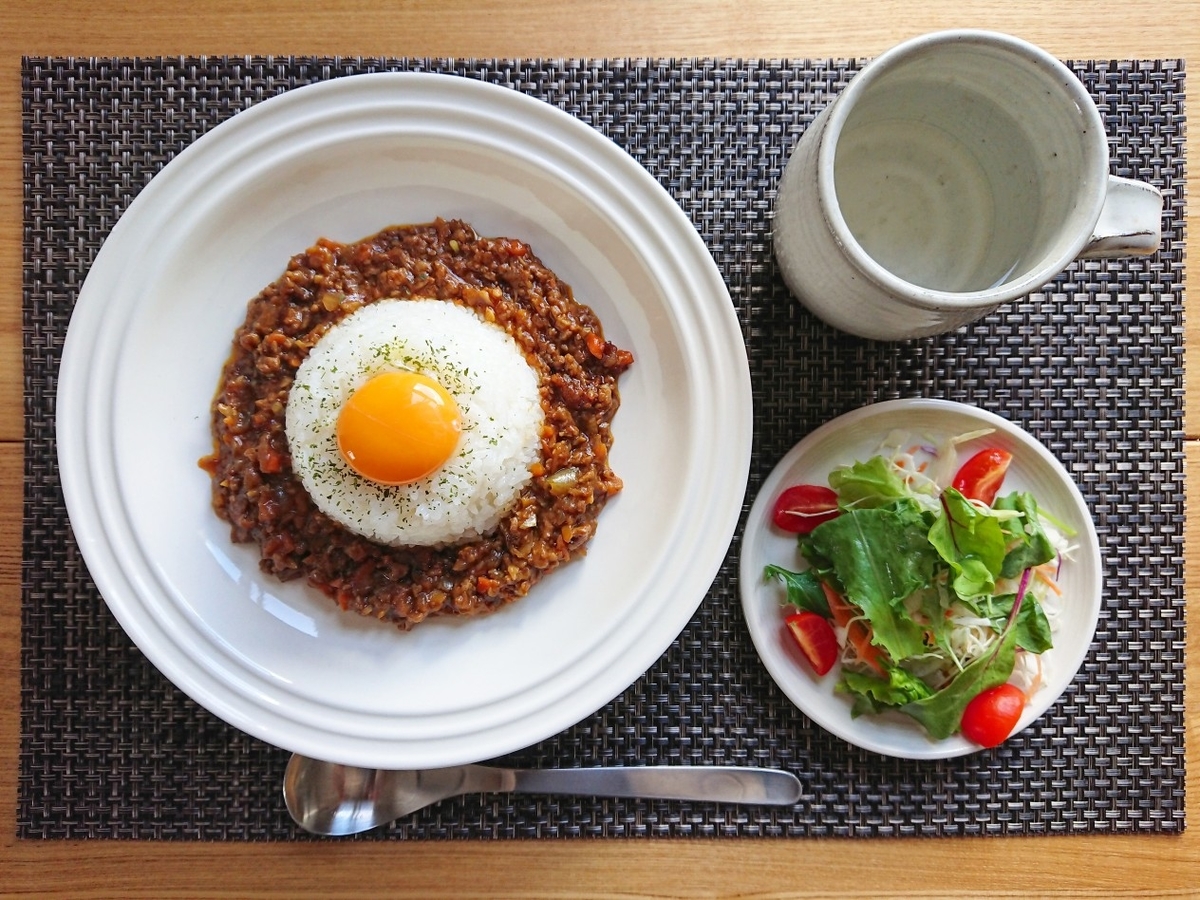 卵黄がのったキーマカレー