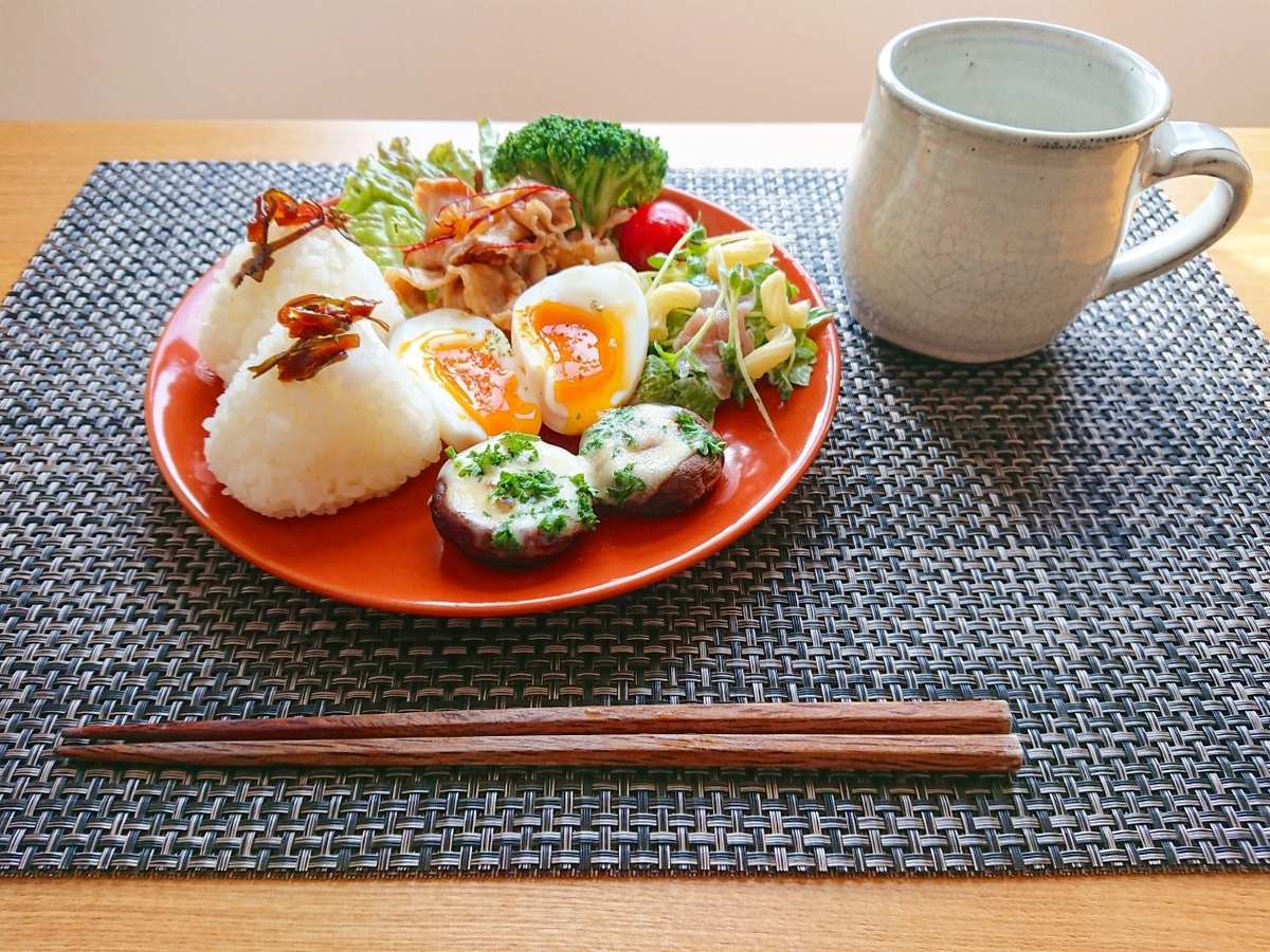 おにぎりやおかずがのったプレート