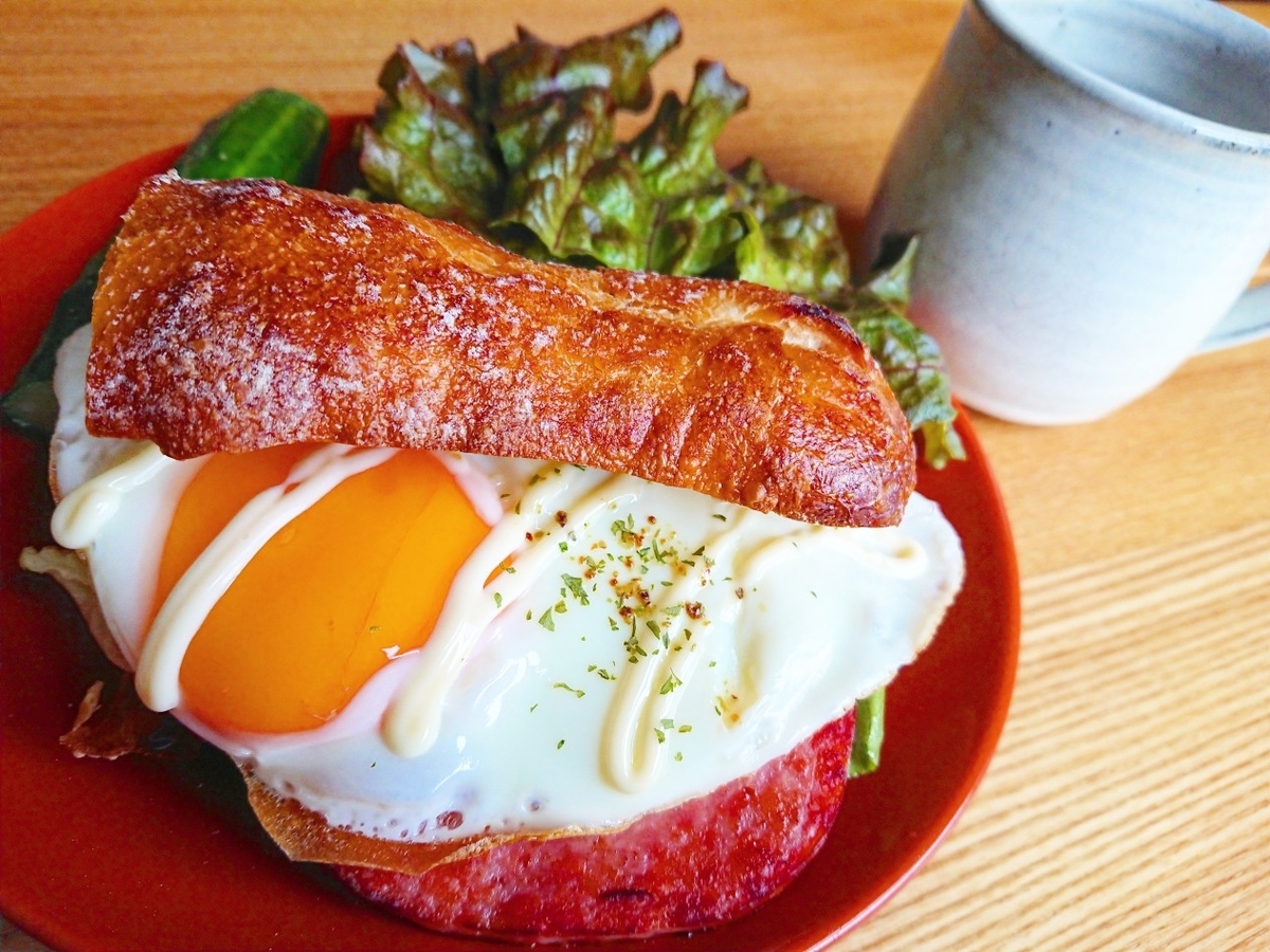 ソーセージと目玉焼きが挟まったバゲットサンド