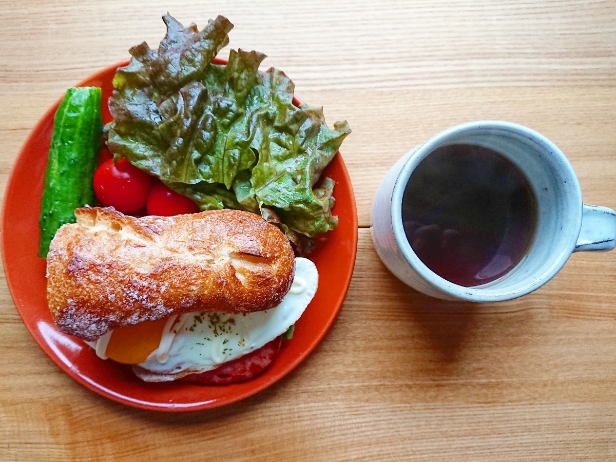 ソーセージと目玉焼きが挟まったバゲットサンド