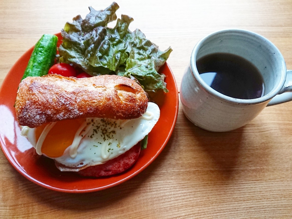 ソーセージと目玉焼きが挟まったバゲットサンド