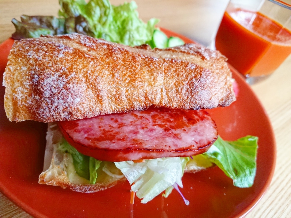 シンプルに挟むだけ ソーセージとチーズのバゲットサンドイッチ 朝食 おうちごはんストーリー