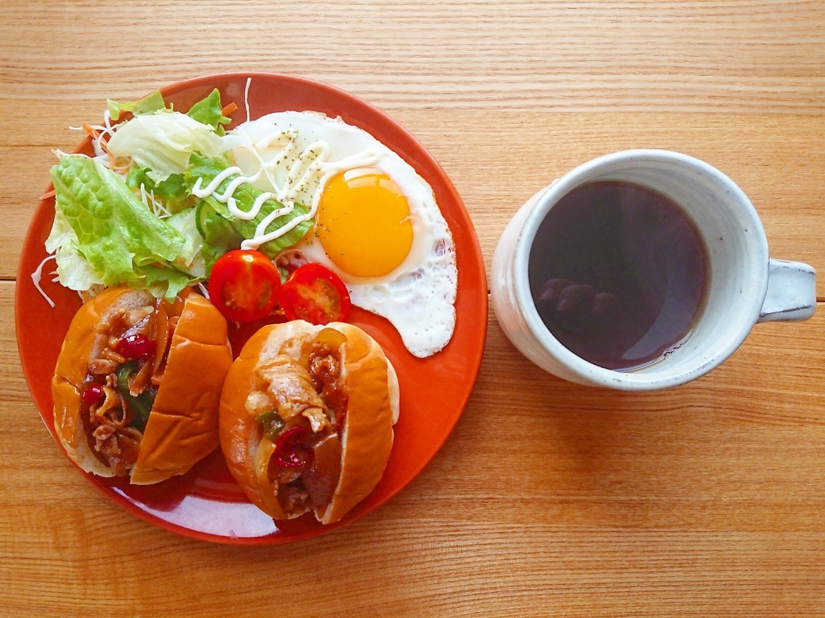 豚バラロールパンサンドイッチ 目玉焼き サラダ コーヒー