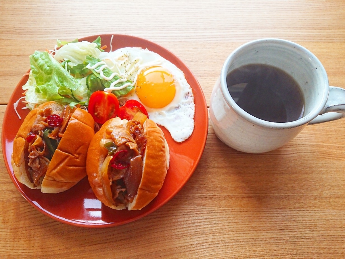 豚バラロールパンサンドイッチ 目玉焼き サラダ コーヒー