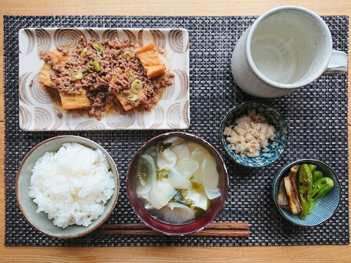 ごはん ひき肉と絹厚揚げの炒め物 餃子スープ おから 野菜