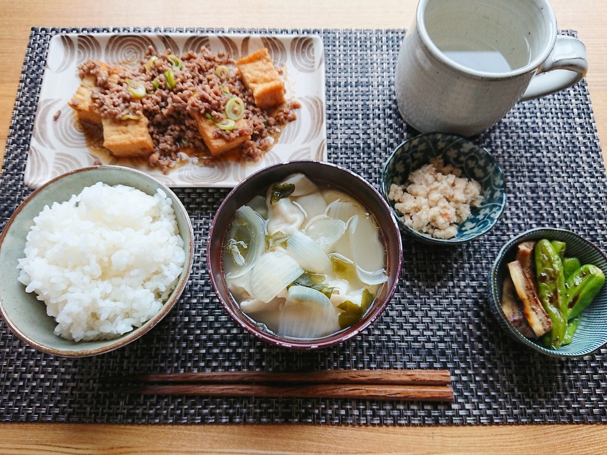 ごはん ひき肉と絹厚揚げの炒め物 餃子スープ おから 野菜