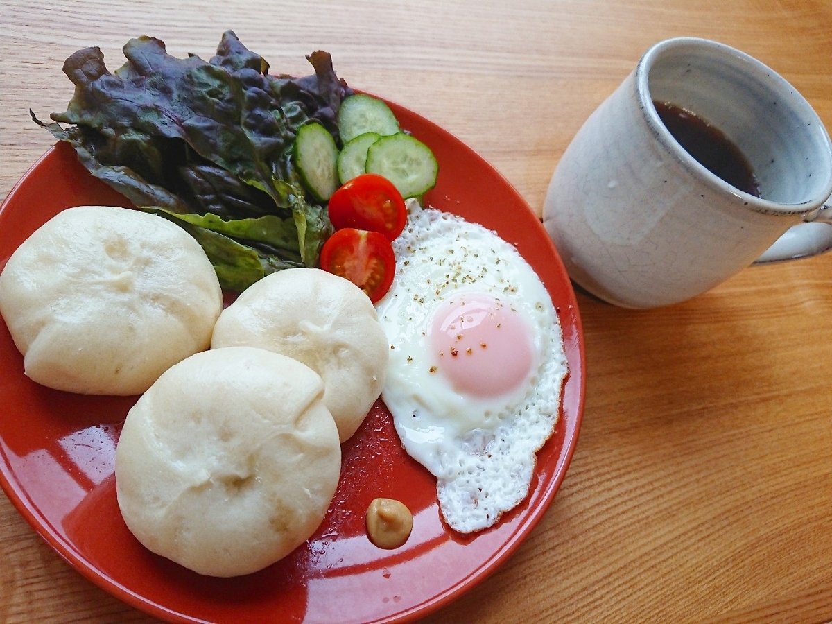 肉まん 目玉焼き 野菜 コーヒー