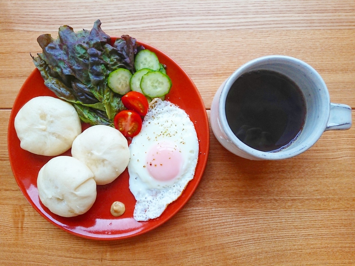 肉まん 目玉焼き 野菜 コーヒー