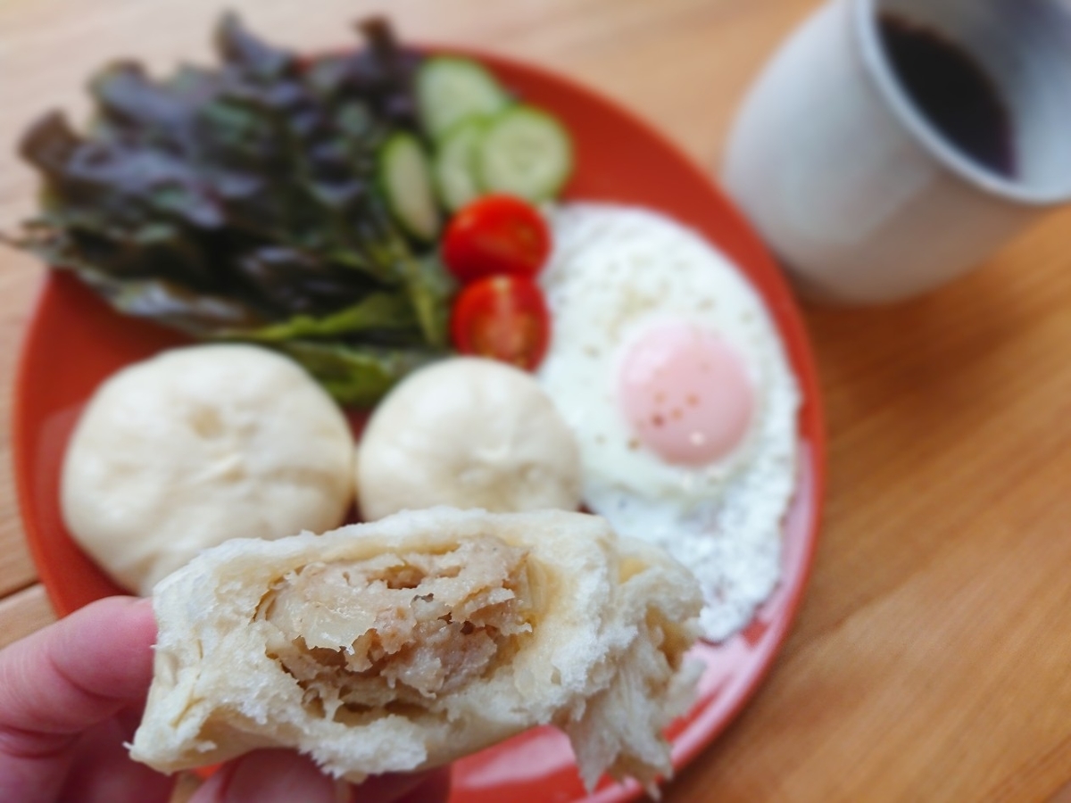 肉まん 目玉焼き 野菜 コーヒー