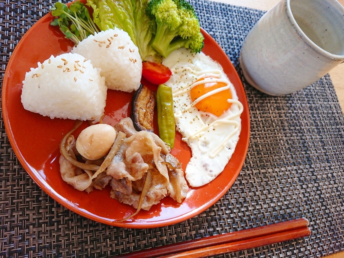 おにぎり 豚バラの煮物 目玉焼き 野菜