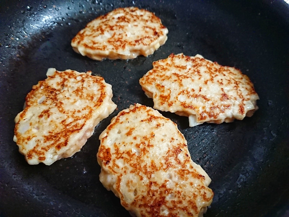 f:id:oomametomame:20200318234508j:plain フライパンでハンバーグを焼いている