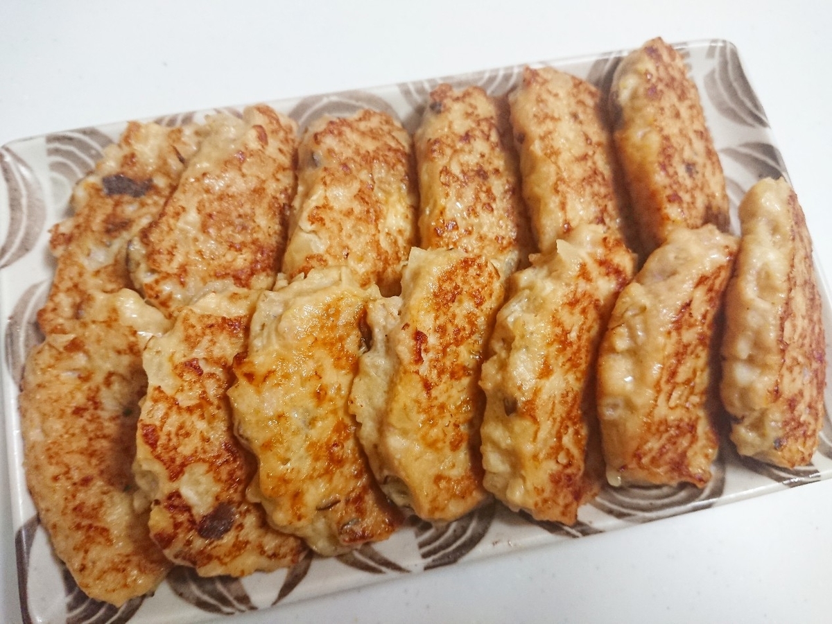 f:id:oomametomame:20200318234535j:plain 皿に並べた鶏ハンバーグ