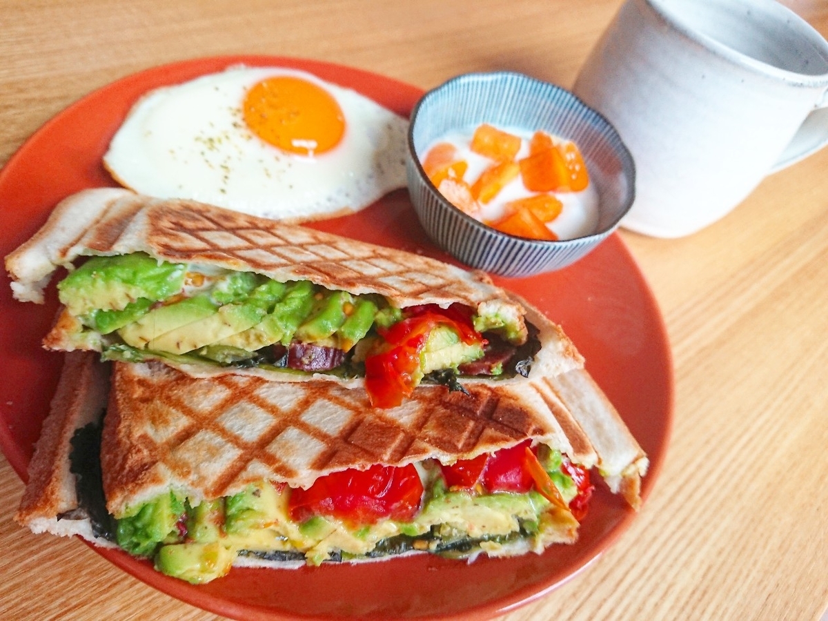 サラミとアボカドのホットサンド 目玉焼き サラダ