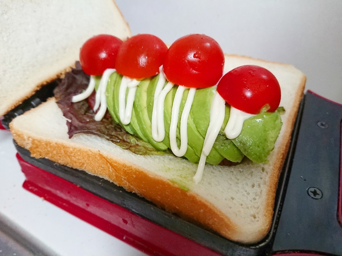 アボカドとトマトがのった食パン