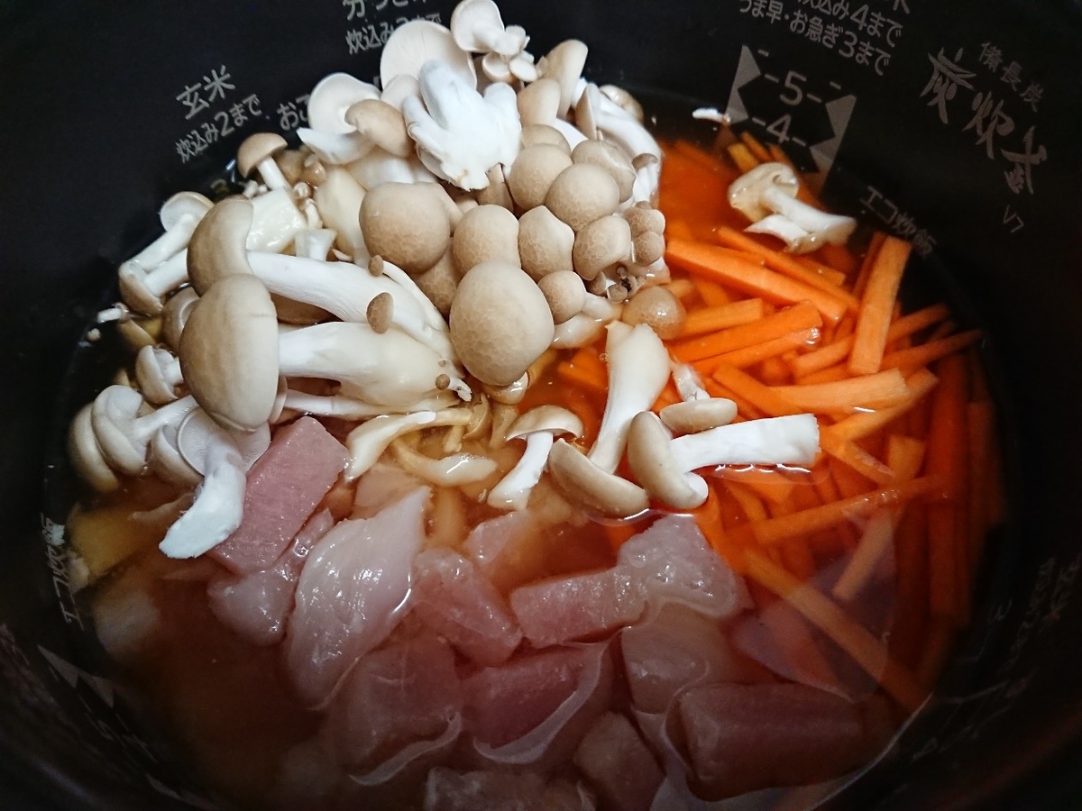 炊飯器の中に鶏肉と野菜