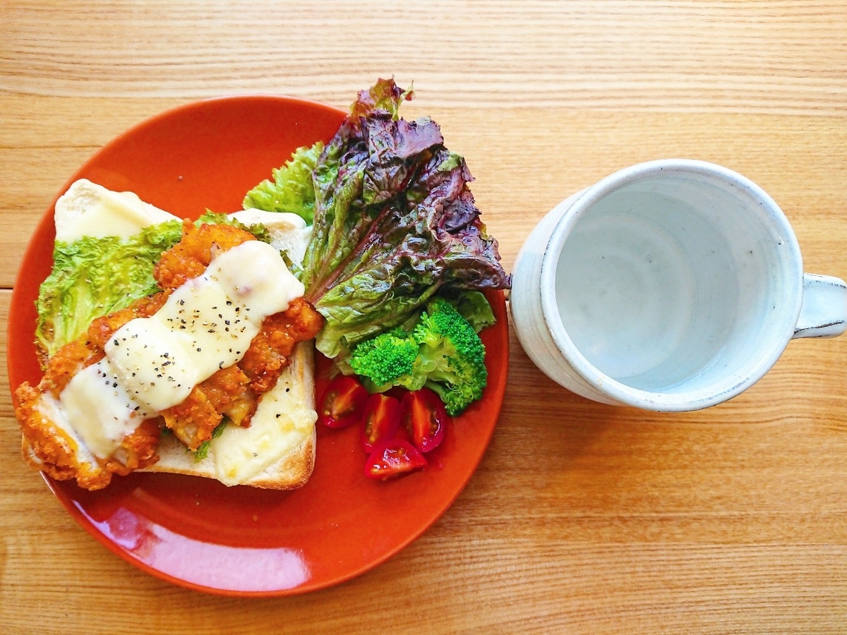 フライドチキントースト サラダ