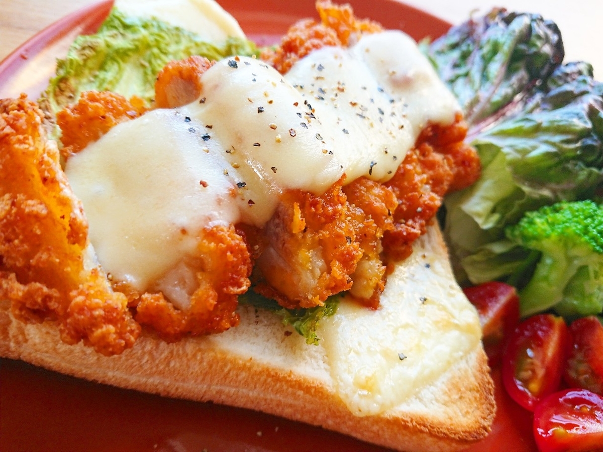 フライドチキントースト サラダ