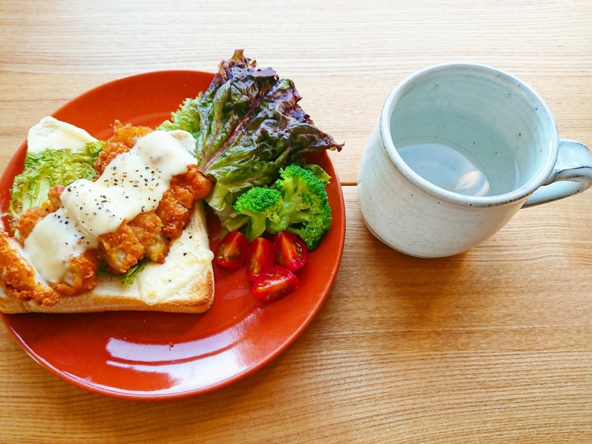 フライドチキントースト サラダ