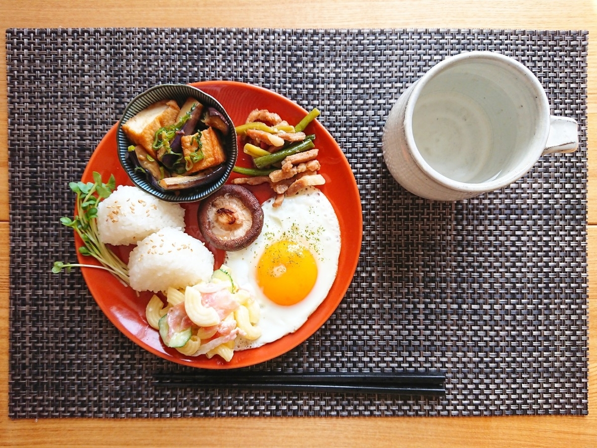 おにぎり 煮物 豚肉スーシャー 目玉焼き マカロニサラダ 焼きしいたけ
