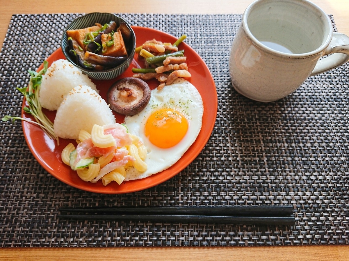 おにぎり 煮物 豚肉スーシャー 目玉焼き マカロニサラダ 焼きしいたけ