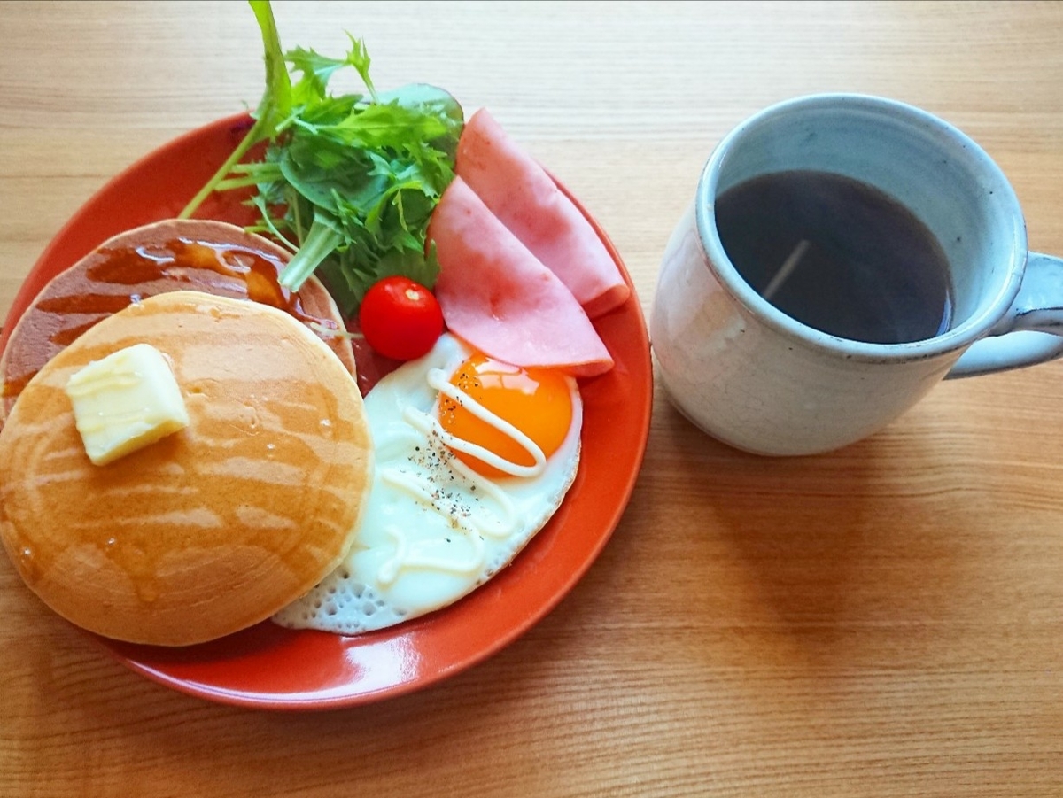 バターがのったパンケーキ 目玉焼き ハム サラダ 珈琲