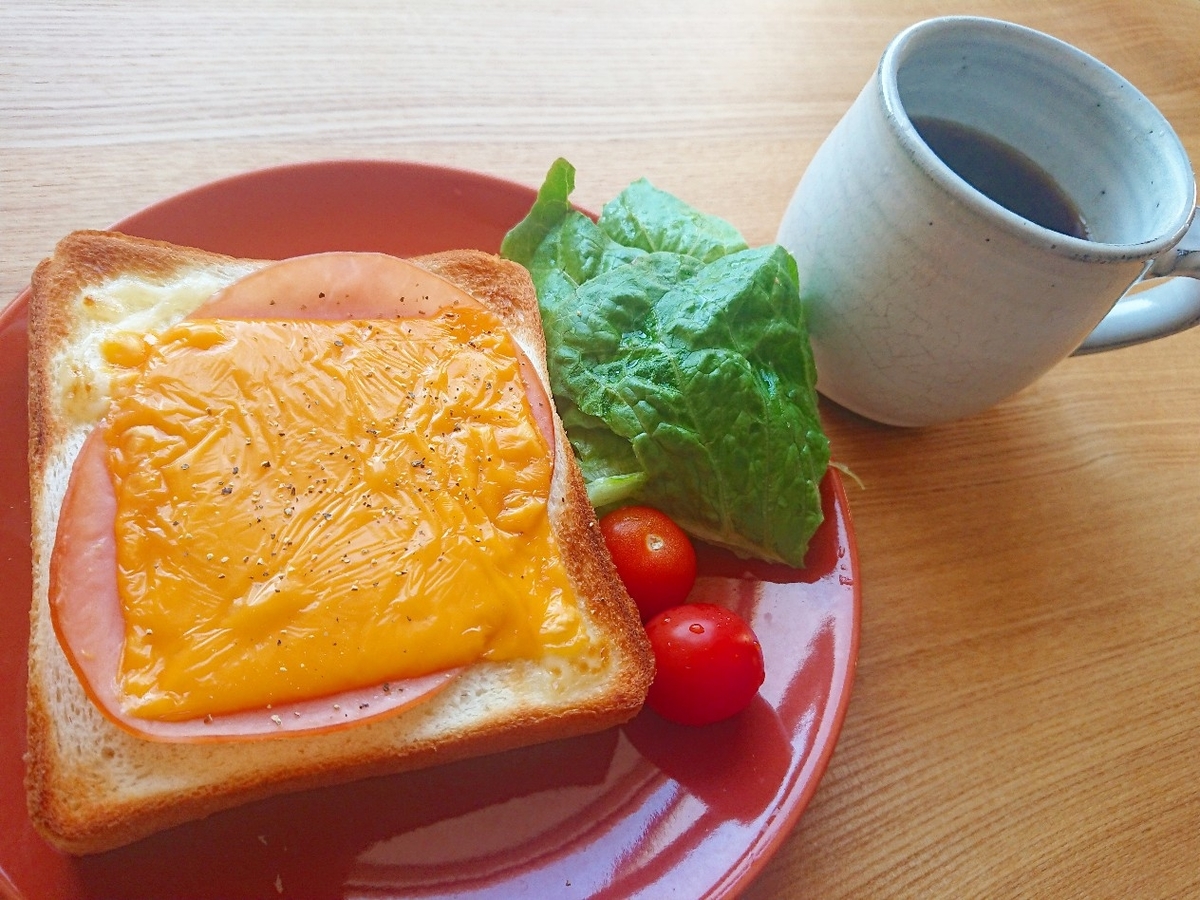 ハムとチェダーチーズがのったトースト サラダ 珈琲