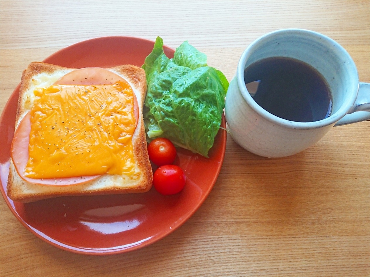 ハムとチェダーチーズがのったトースト サラダ 珈琲