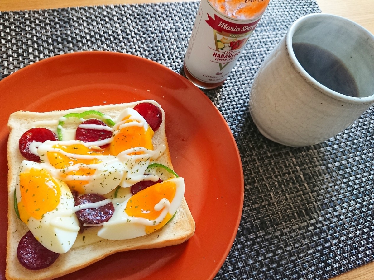f:id:oomametomame:20200419223440j:plain 半熟ゆで卵とカルパスがのったトースト コーヒー ハバネロソース