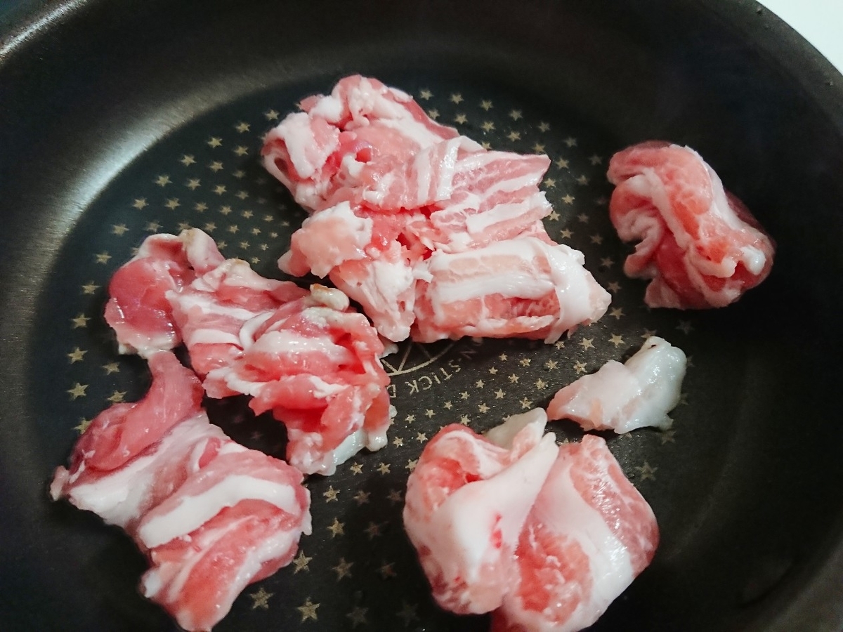 フライパンで豚バラを炒めている
