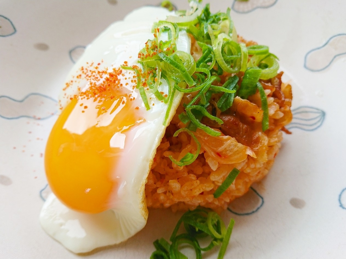 目玉焼きとネギがのったキムチチャーハン