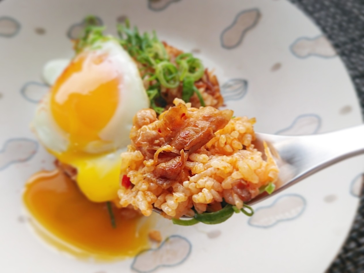 キムチチャーハンを食べようとしている