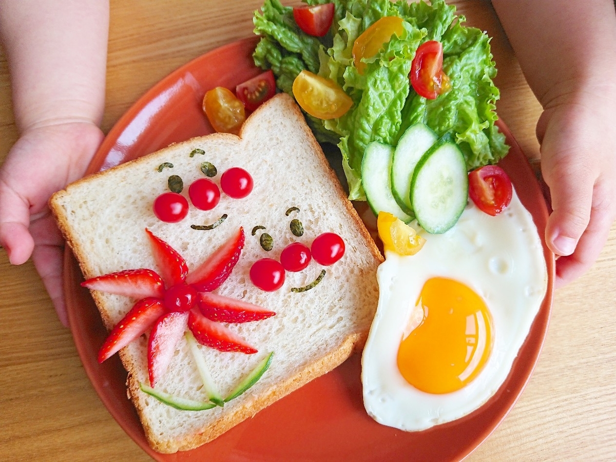 子供がアンパンマン食パンを持とうとしている