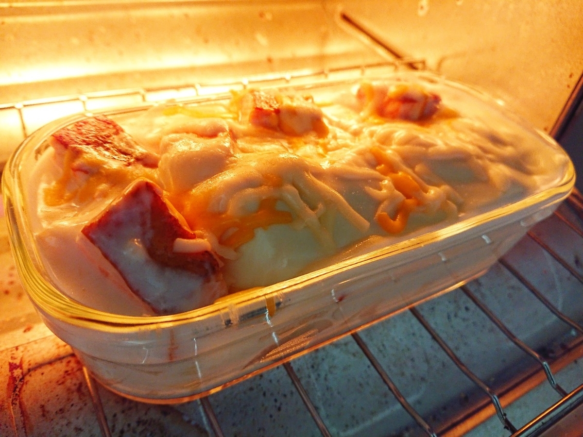 オーブントースターでグラタンを焼いている