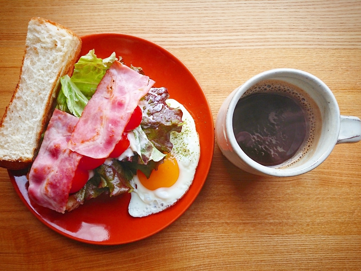 厚切りbltサンドを頬張る贅沢朝食 トーストレシピ おうちごはんストーリー