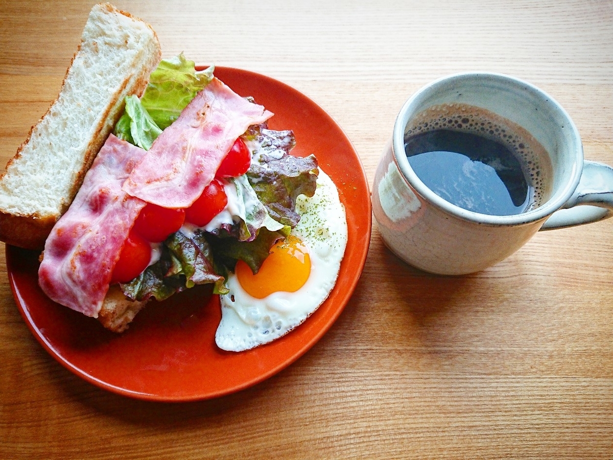 厚切りbltサンドを頬張る贅沢朝食 トーストレシピ おうちごはんストーリー 厚切りbltサンドを頬張る贅沢朝食 トーストレシピ おうちごはんストーリー