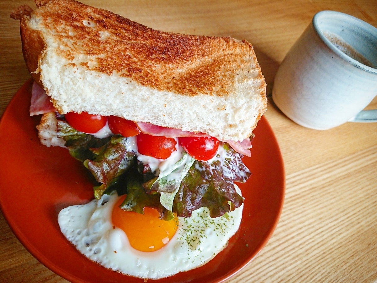 厚切りbltサンドを頬張る贅沢朝食 トーストレシピ おうちごはんストーリー 厚切りbltサンドを頬張る贅沢朝食 トーストレシピ おうちごはんストーリー