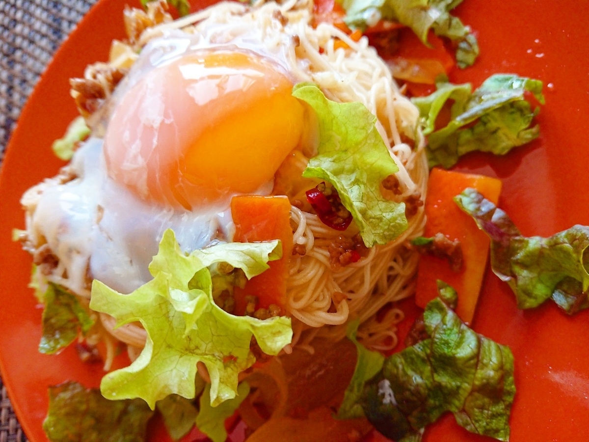 ひき肉と野菜がのったそうめん 温玉のせ