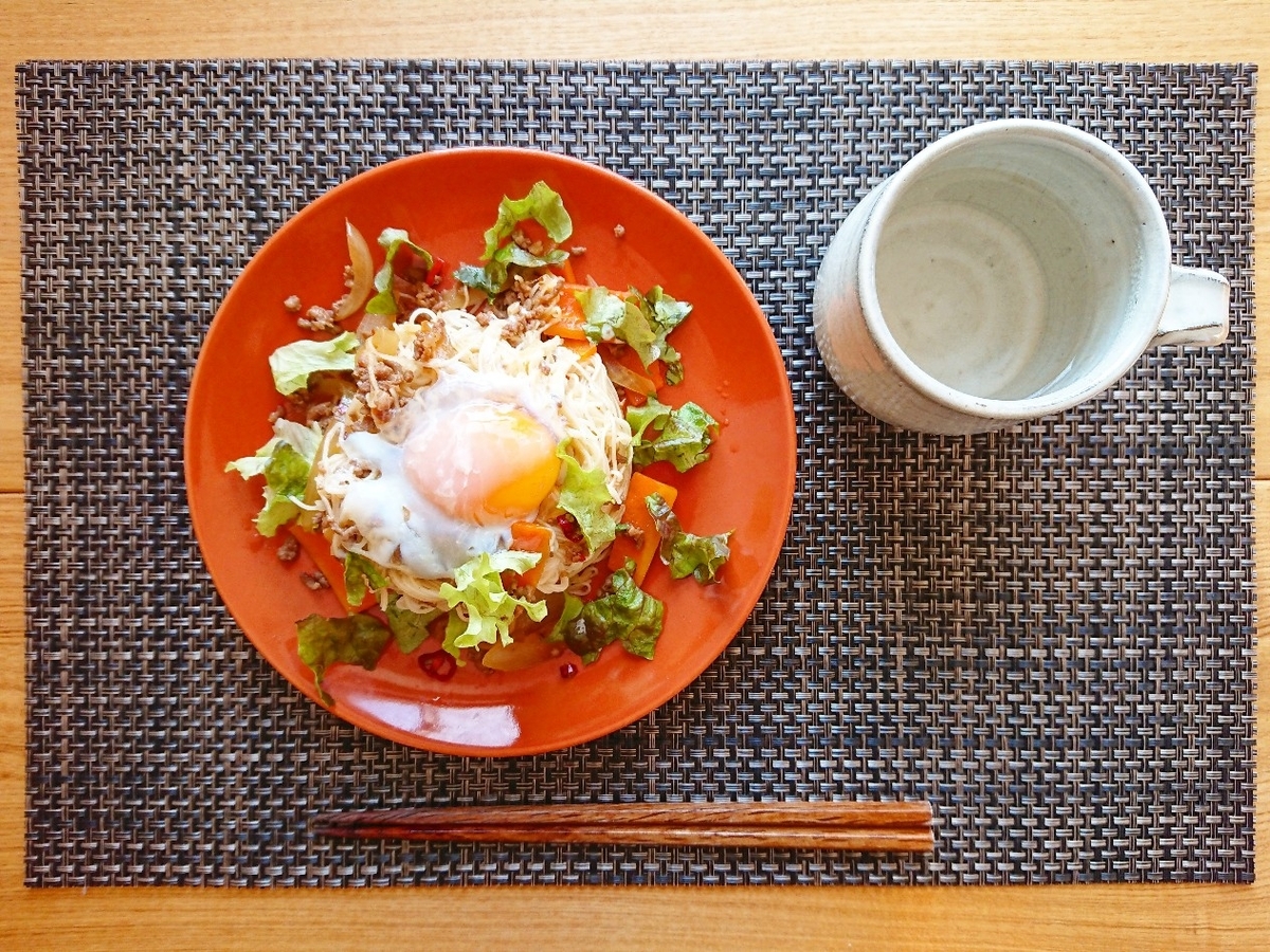 ひき肉と野菜がのったそうめん 温玉のせ