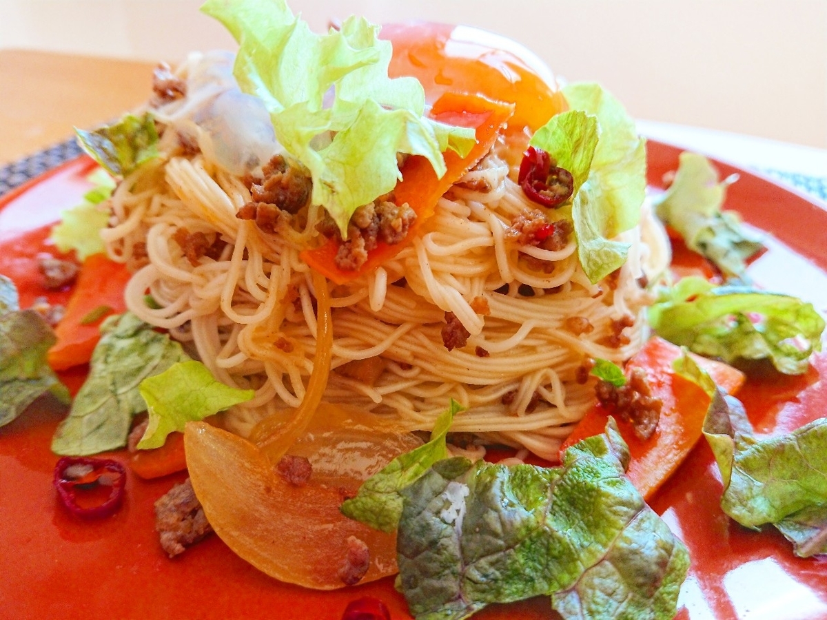 ひき肉と野菜がのったそうめん 温玉のせ
