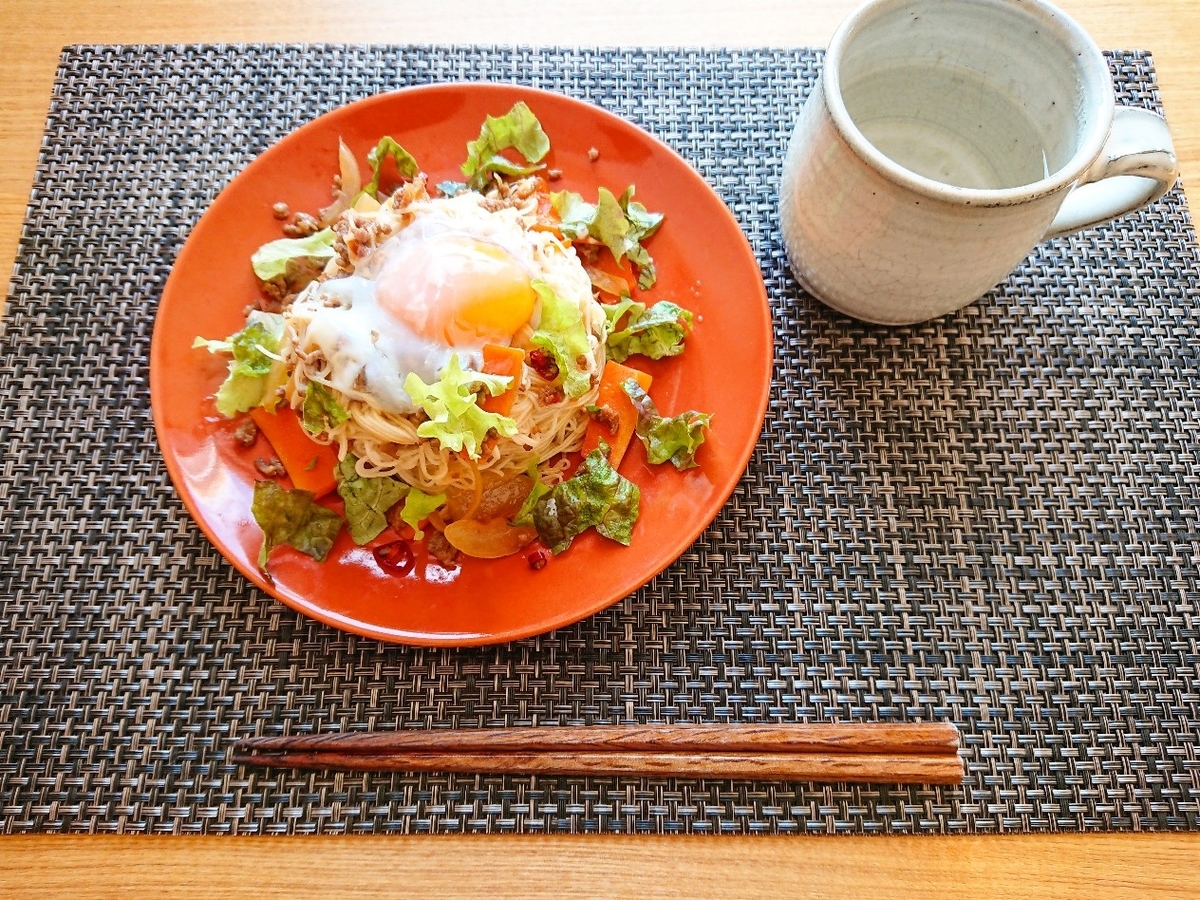 ひき肉と野菜がのったそうめん 温玉のせ