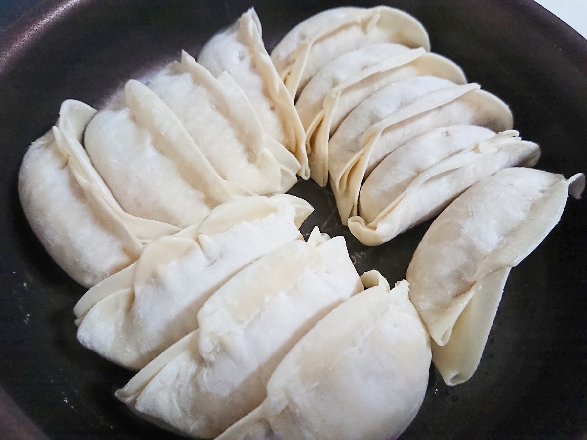 フライパンに凍った餃子