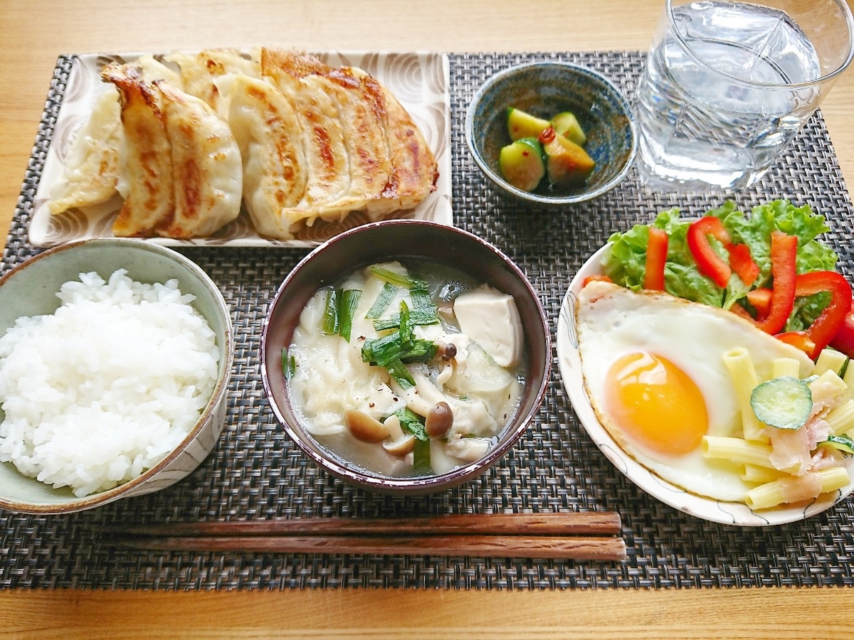 白飯　焼き餃子　ワンタンスープ　サラダ