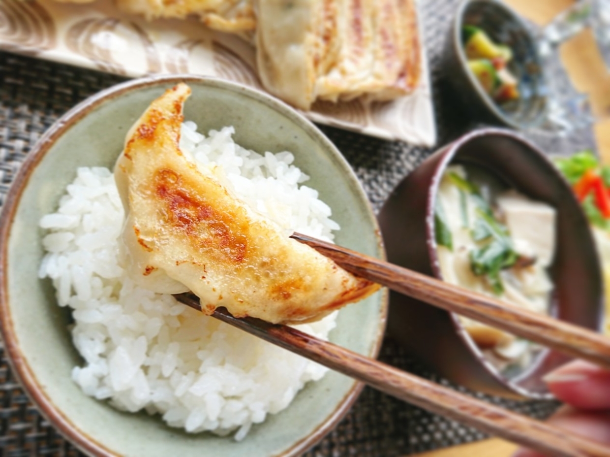 餃子を食べる様子