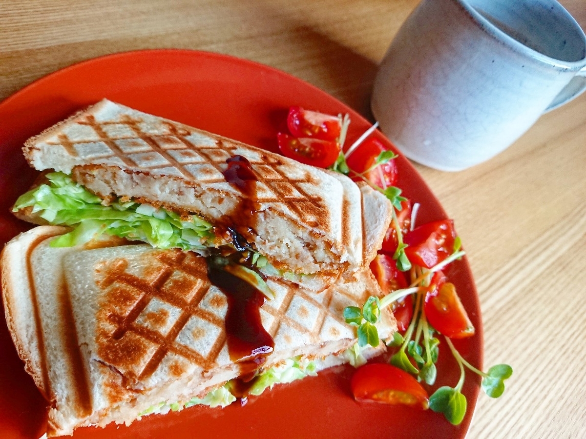 コロッケとキャベツが挟まったホットサンド コーヒー