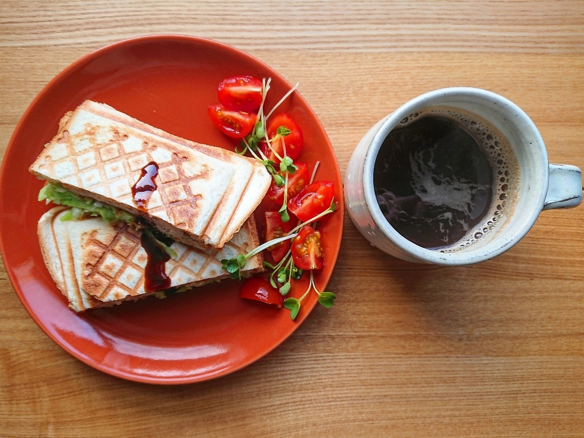 コロッケとキャベツが挟まったホットサンド コーヒー