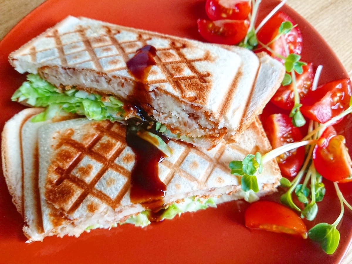 コロッケとキャベツが挟まったホットサンド