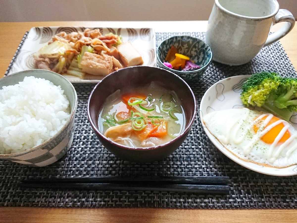 ごはん 豚汁 煮物 目玉焼き サラダ 漬物