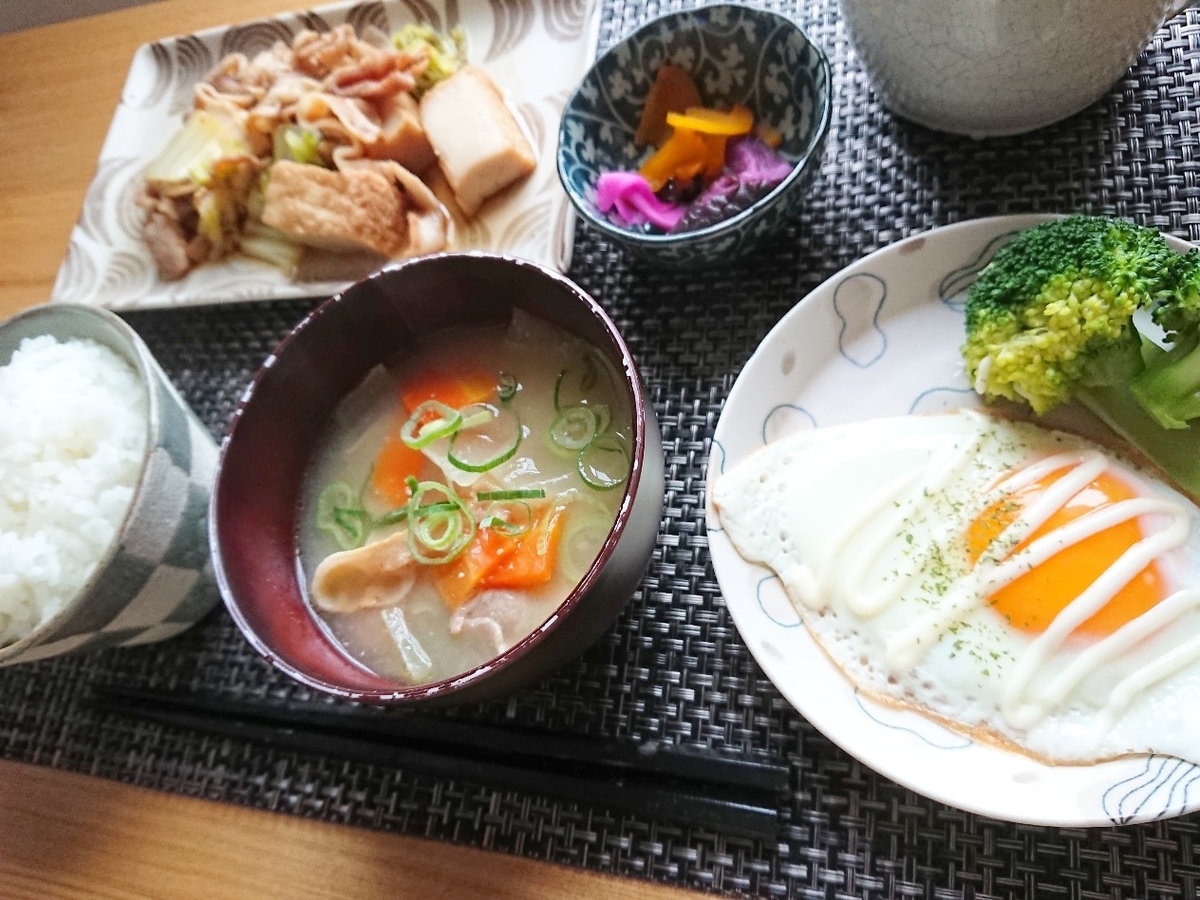 ごはん 豚汁 煮物 目玉焼き サラダ 漬物