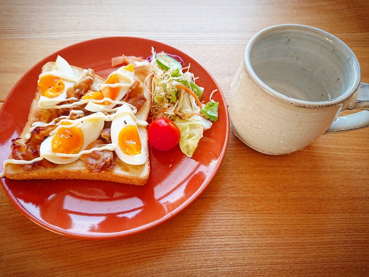 豚バラとゆで卵がのったトースト サラダ コーヒー