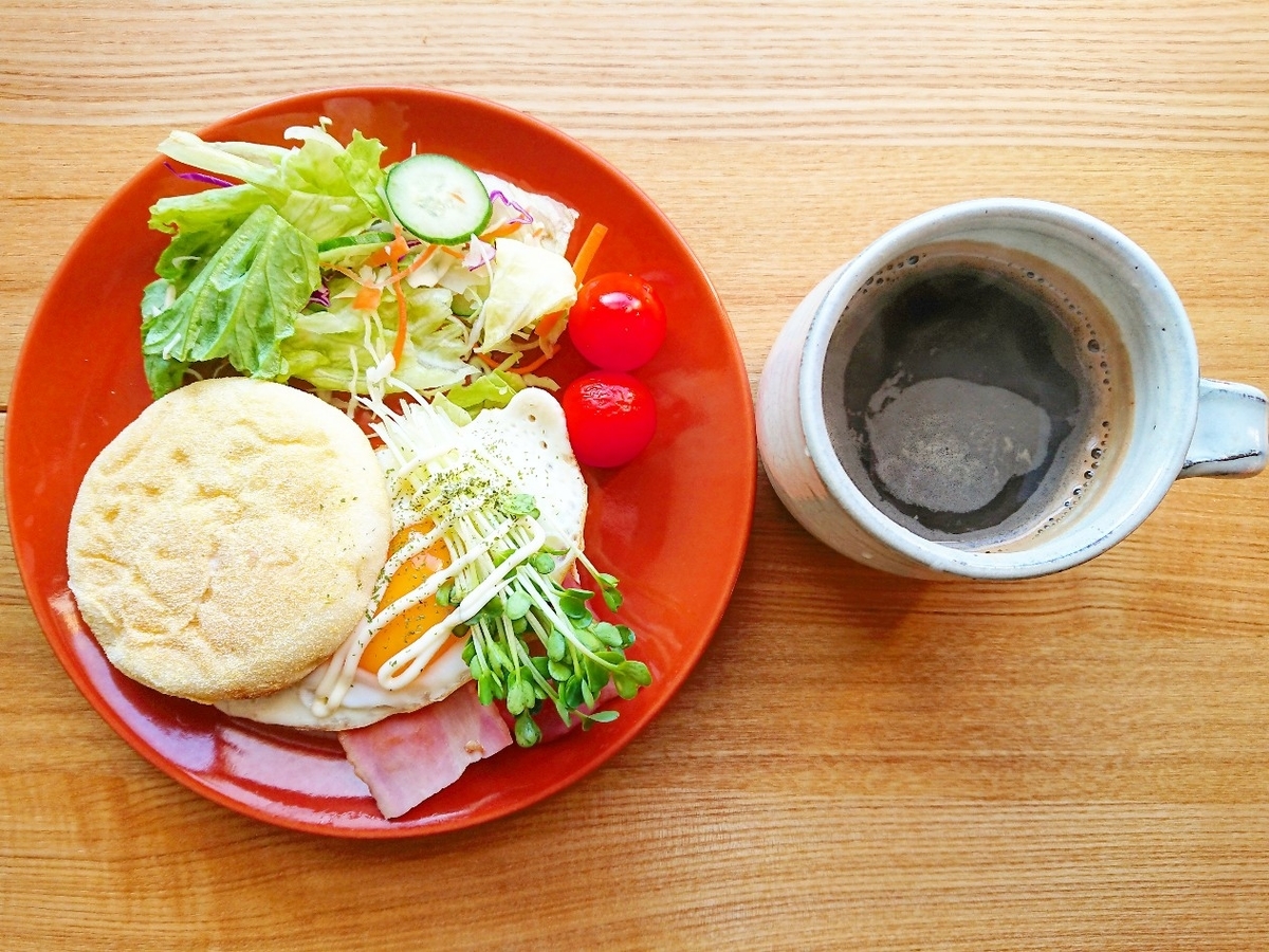 ベーコンと目玉焼きが挟まったマフィンサンド サラダ コーヒー